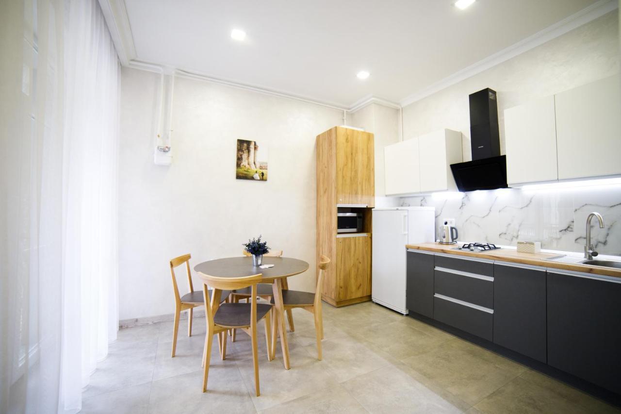 Lux Apartments リヴィウ エクステリア 写真
